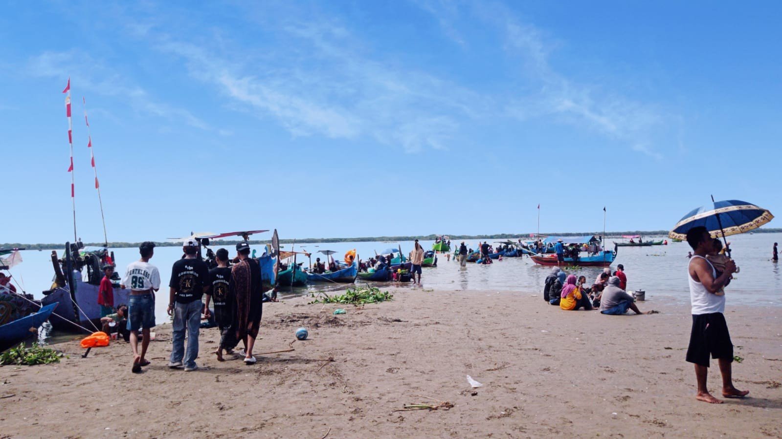 Keindahan Pantai Tirangan Onggojoyo Jadi Daya Tarik Pengunjung Saat Syawalan 1447 H Keindahan Pantai Tirangan Onggojoyo Jadi Daya Tarik Pengunjung Saat Syawalan 1447 H
