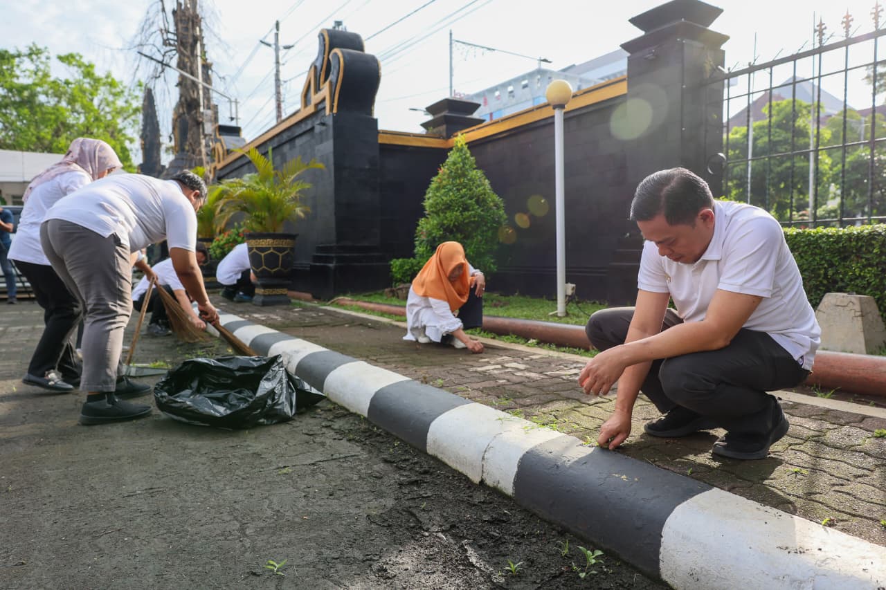 ASN Setda Jateng Gelar Resik-Resik Kantor, Perkuat Gerakan Jawa Tengah ASRI