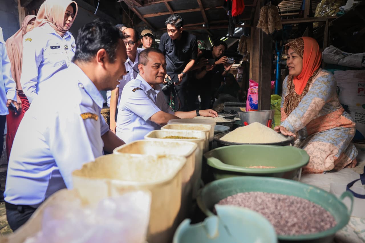 Gubernur Ahmad Luthfi Tinjau Pasar Gondang Sragen, Pastikan Harga dan Stok Pangan Terkendali
