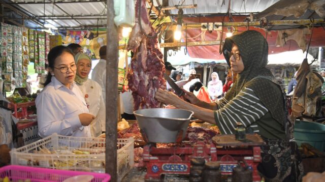 Tinjauan stok kebutuhan pokok.