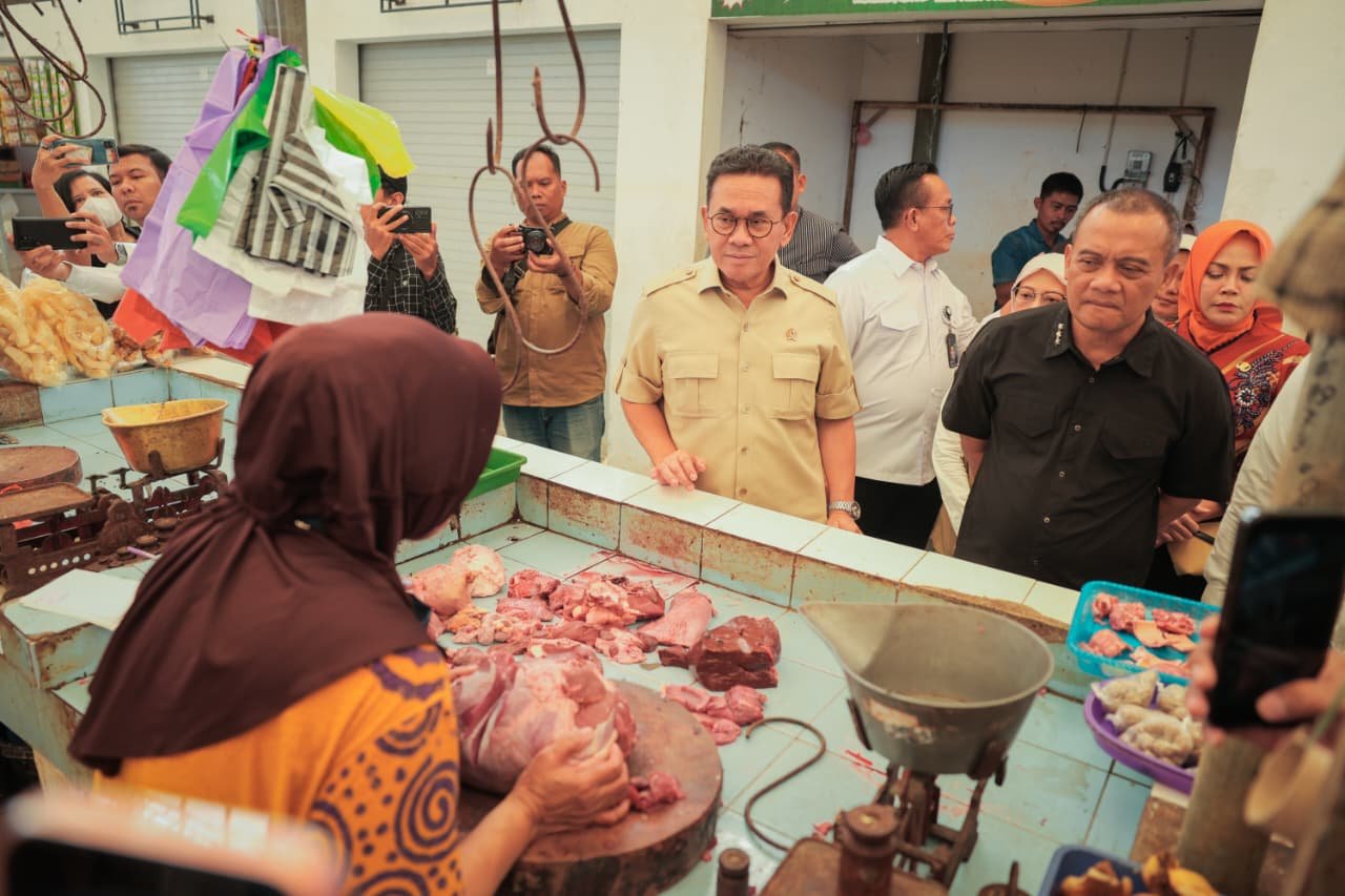 Jelang Lebaran, Ahmad Luthfi dan Mendag Pantau Harga Bahan Pokok di Pasar Kudus