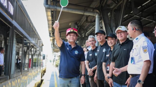 Ahmad Luthfi Berangkatkan Ratusan Pemudik Gratis dengan Kereta Api dari Pasar Senen