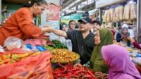 Gubernur Luthfi Blusukan ke Pasar Gede Solo, Pastikan Harga Terkendali Jelang Lebaran