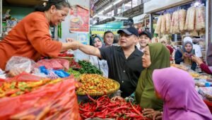 Gubernur Luthfi Blusukan ke Pasar Gede Solo, Pastikan Harga Terkendali Jelang Lebaran