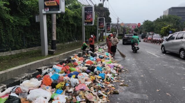 DLH Kota Semarang Minta Maaf, Tumpahan Sampah di Jalan Sultan Agung Cepat Dibersihkan