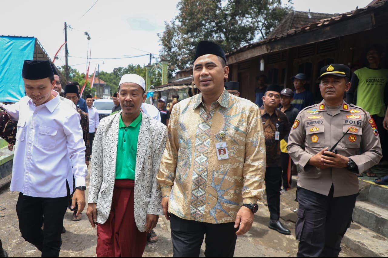 Gus Yasin Tinjau Masjid Bersejarah Terbakar di Boyolali, Salurkan Bantuan Rp80 Juta