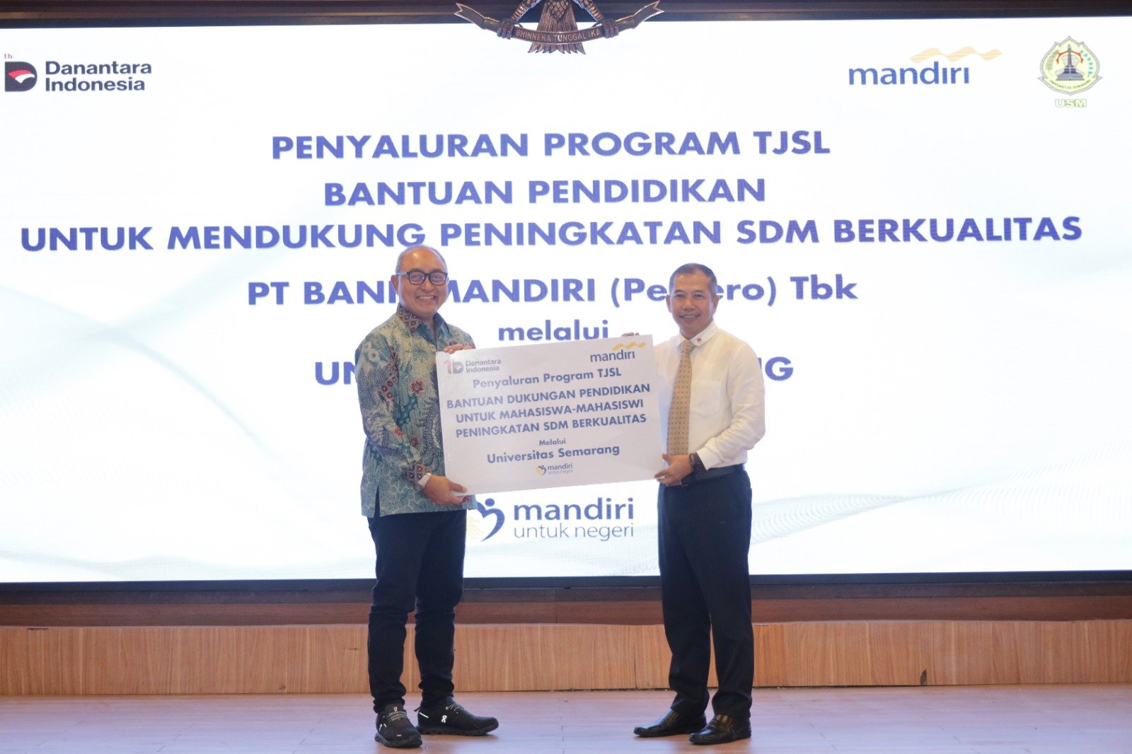 Bank Mandiri dan Universitas Semarang Salurkan Bantuan Pendidikan untuk Mahasiswa Tingkat Akhir Bank Mandiri dan Universitas Semarang Salurkan Bantuan Pendidikan untuk Mahasiswa Tingkat Akhir