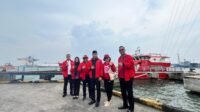 Ketua DPC PDI Perjuangan Kota Semarang Endro Dwi Cahyono bersama jajaran pengurus DPC PDI Perjuangan melepas keberangkatan Kapal RS Apung Laksamana Malahayati di Pelabuhan Tanjung Emas