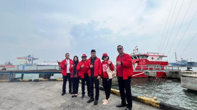 Ketua DPC PDI Perjuangan Kota Semarang Endro Dwi Cahyono bersama jajaran pengurus DPC PDI Perjuangan melepas keberangkatan Kapal RS Apung Laksamana Malahayati di Pelabuhan Tanjung Emas