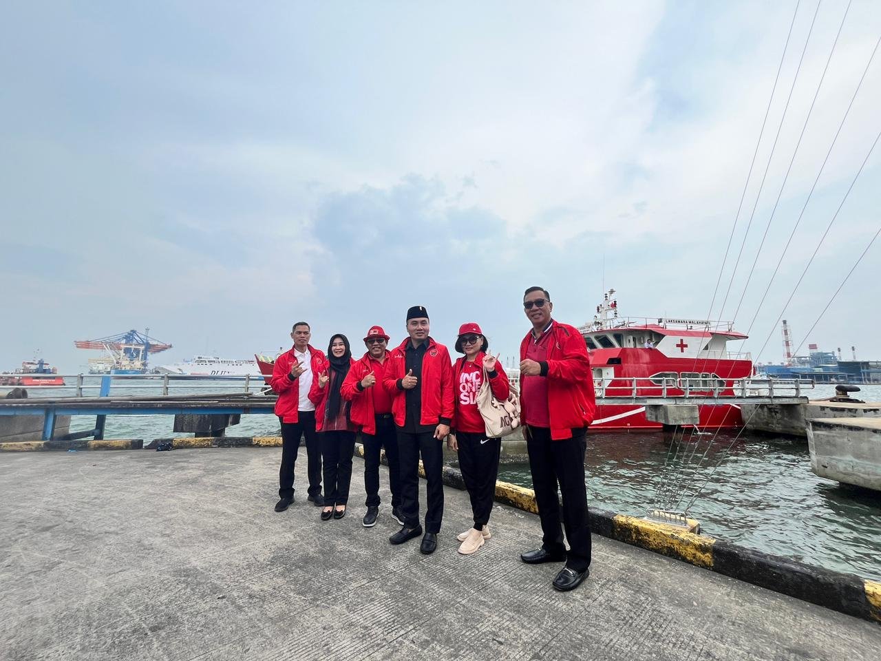 Ketua DPC PDI Perjuangan Kota Semarang Endro Dwi Cahyono bersama jajaran pengurus DPC PDI Perjuangan melepas keberangkatan Kapal RS Apung Laksamana Malahayati di Pelabuhan Tanjung Emas