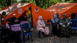 Pengungsi korban bencana tanah bergerak berbincang di depan tenda darurat, Rabu (8/4/2026).