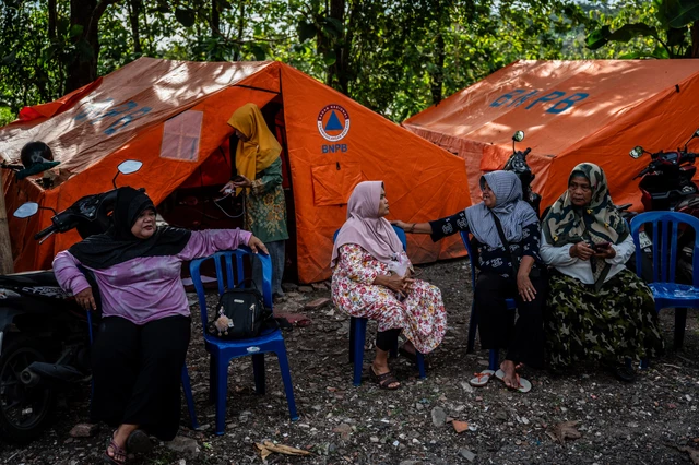 Pengungsi korban bencana tanah bergerak berbincang di depan tenda darurat, Rabu (8/4/2026).