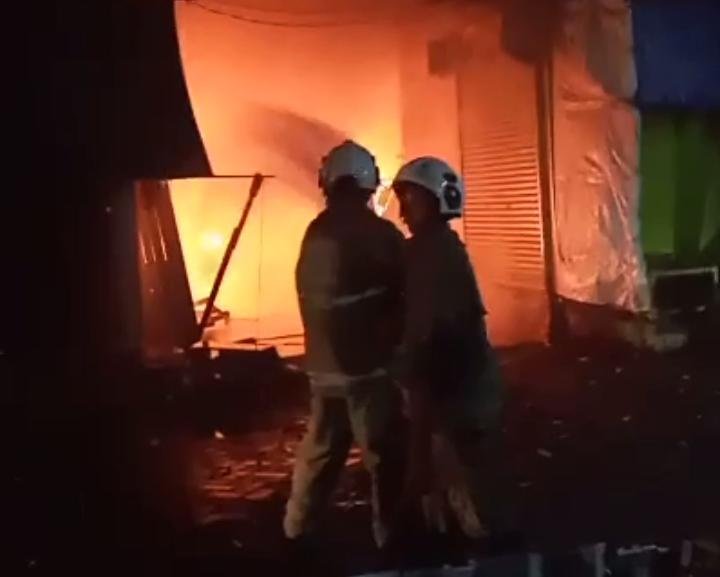 Kebakaran Pasar Waru Semarang, Empat Kios Ludes Dilalap Api