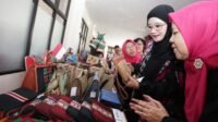 Nawal Yasin Borong Produk UMKM di Bazar Ipemi, Pengrajin Batik dan Lurik Sumringah