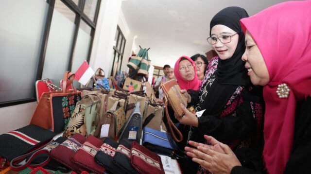 Nawal Yasin Borong Produk UMKM di Bazar Ipemi, Pengrajin Batik dan Lurik Sumringah