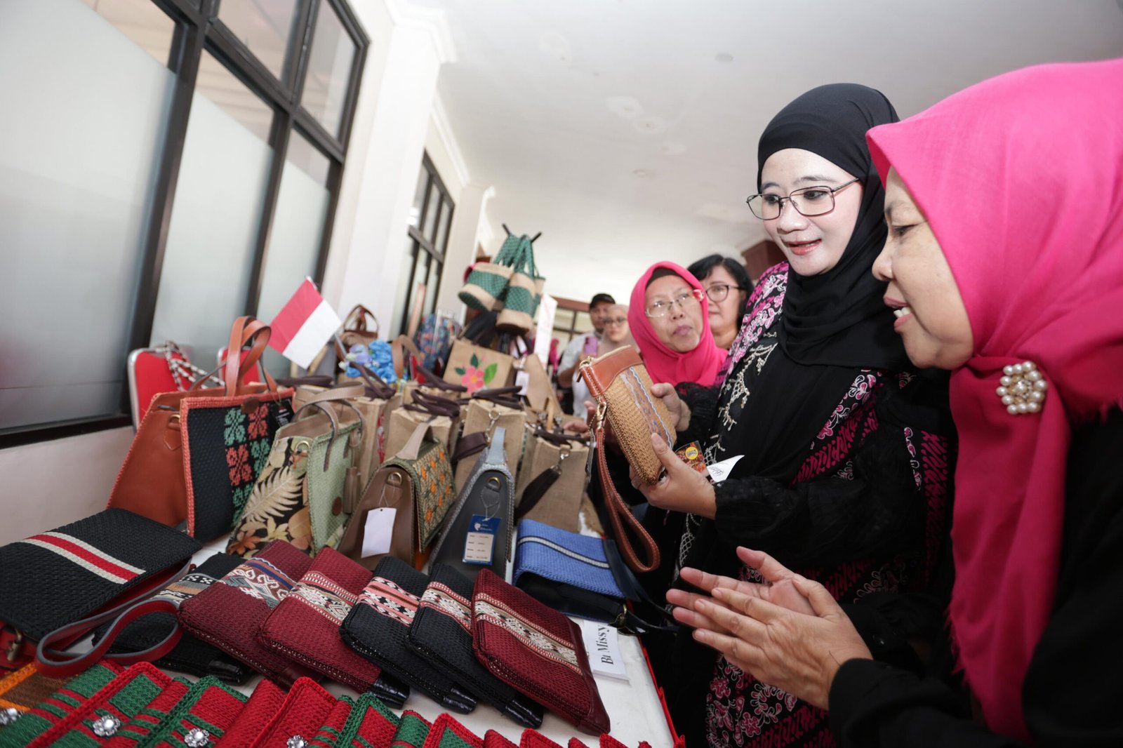 Nawal Yasin Borong Produk UMKM di Bazar Ipemi, Pengrajin Batik dan Lurik Sumringah Nawal Yasin Borong Produk UMKM di Bazar Ipemi, Pengrajin Batik dan Lurik Sumringah