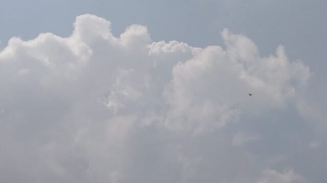 Berdasarkan data Badan Meteorologi, Klimatologi, dan Geofisika (BMKG), hujan ringan hingga sedang berpotensi terjadi di sebagian besar wilayah kota sepanjang hari.