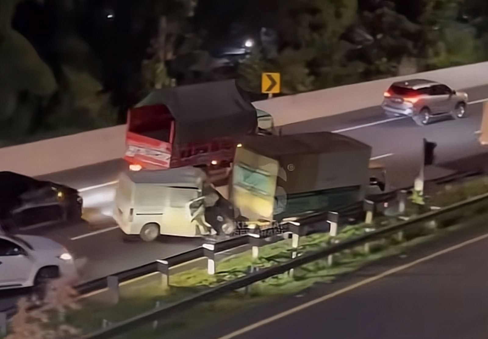 Gran Max Hantam Truk Pecah Ban di Tol Semarang (tiktok/@infosemarangraya)