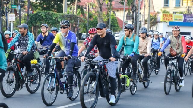 Naik Sepeda ke Kantor, Ahmad Luthfi Dorong Budaya Hemat Energi di Jateng