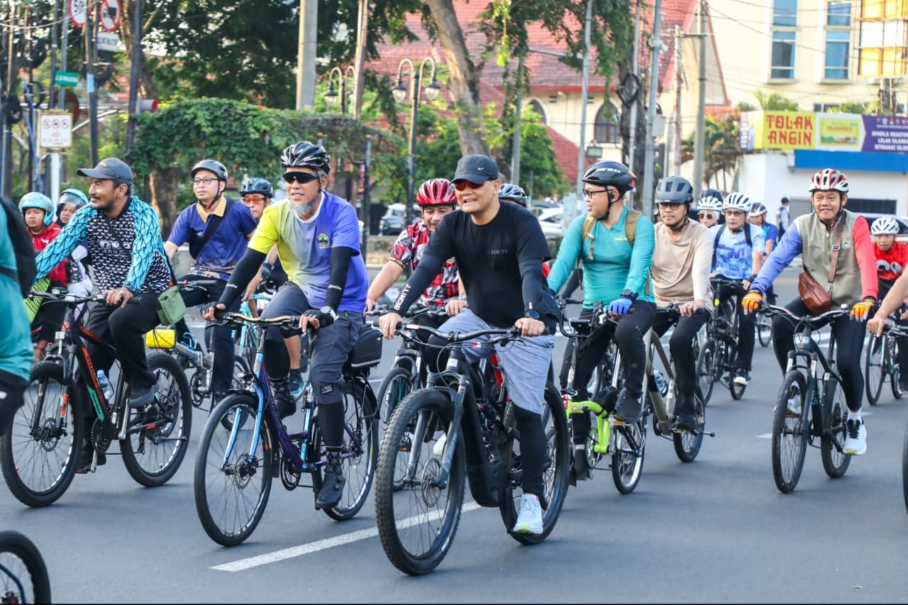 Naik Sepeda ke Kantor, Ahmad Luthfi Dorong Budaya Hemat Energi di Jateng