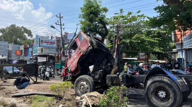 Truk Diduga Rem Blong Tabrak Sejumlah Kendaraan di Silayur, Tiga Orang Luka