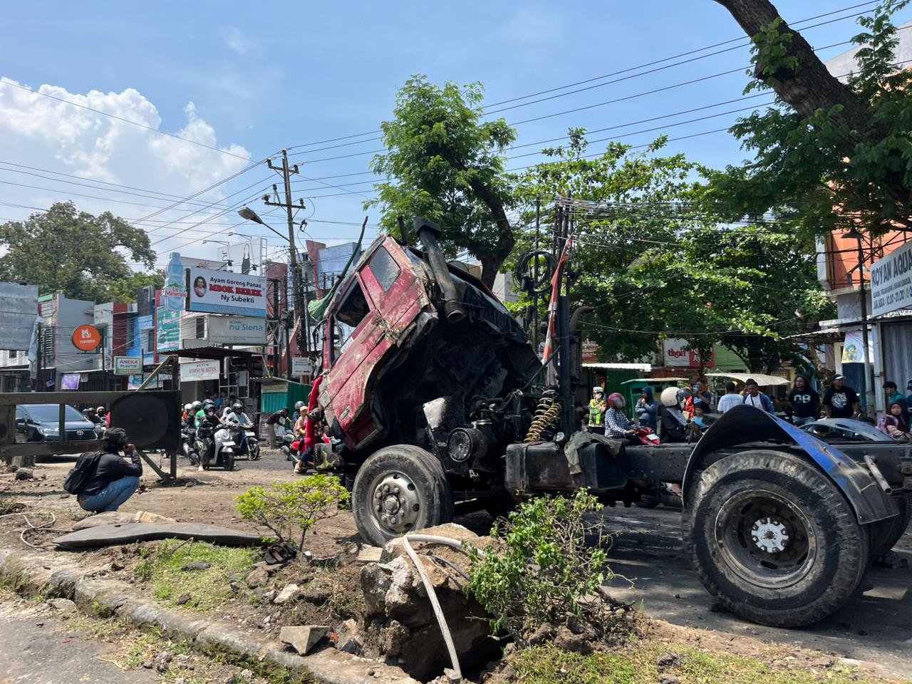 Truk Diduga Rem Blong Tabrak Sejumlah Kendaraan di Silayur, Tiga Orang Luka