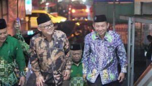 Mendikdasmen (tengah) berjln didampingi kepsek sma sainstek sutomo (kanan).