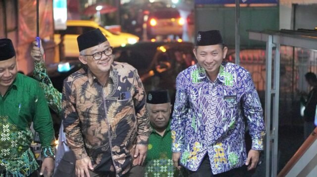 Mendikdasmen (tengah) berjln didampingi kepsek sma sainstek sutomo (kanan).