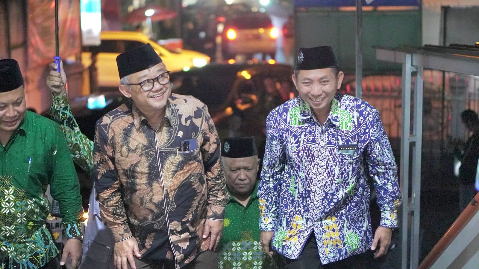 Mendikdasmen (tengah) berjln didampingi kepsek sma sainstek sutomo (kanan). Mendikdasmen (tengah) berjln didampingi kepsek sma sainstek sutomo (kanan).