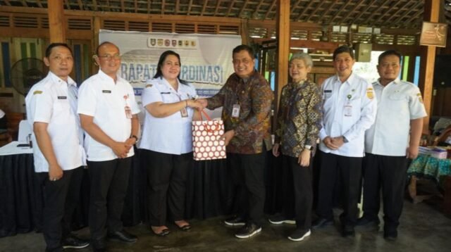 Diskominfo Solo Raya Susun Raperda untuk Atasi Kabel Telekomunikasi Semrawut