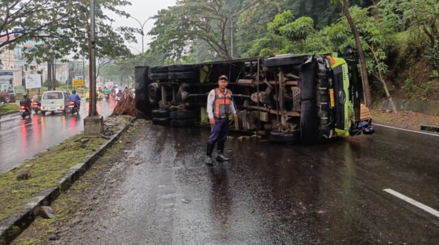 Truk Terguling di Turunan Silayur, Soroti Kembali Tingginya Risiko Jalur Rawan