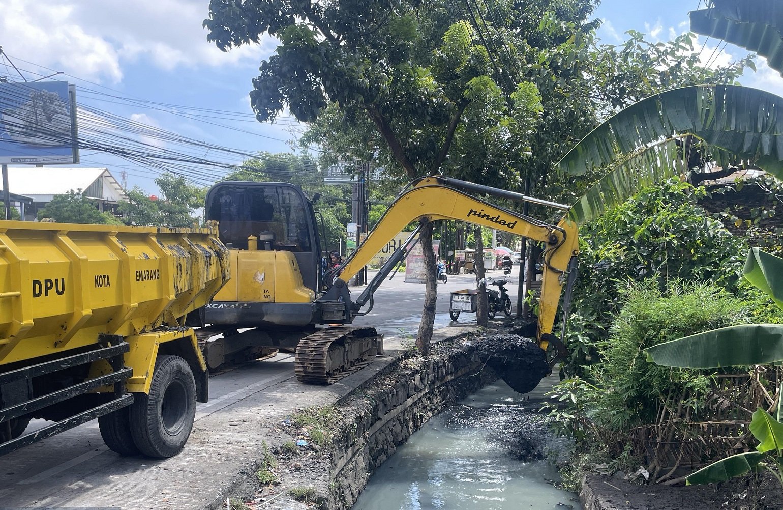 Respons Cepat Aduan Warga, Wali Kota Semarang Instruksikan Dpu Keruk Sedimentasi Saluran Air Di Gajah Raya