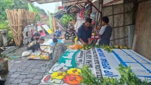 Larangan karangan bunga wisuda Undip picu protes, warga Kampung Pelangi terancam kehilangan mata pencaharian dari usaha bunga.