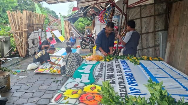 Larangan karangan bunga wisuda Undip picu protes, warga Kampung Pelangi terancam kehilangan mata pencaharian dari usaha bunga.