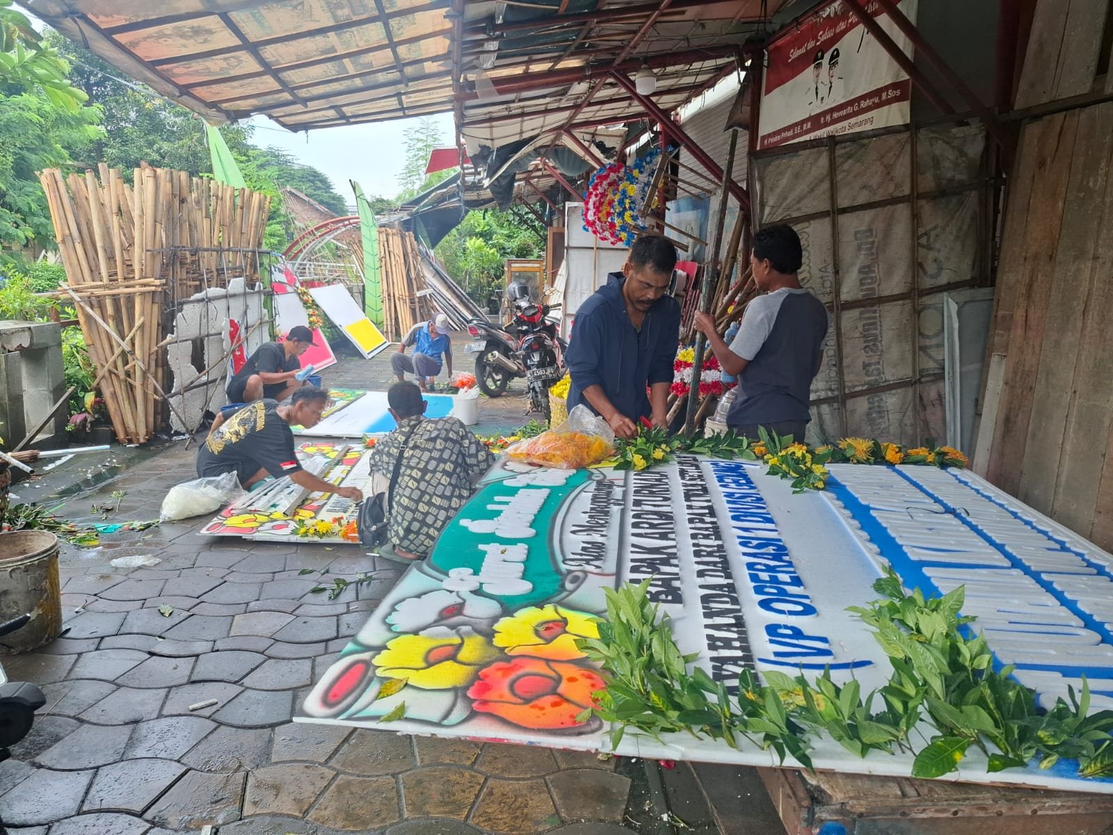 Larangan karangan bunga wisuda Undip picu protes, warga Kampung Pelangi terancam kehilangan mata pencaharian dari usaha bunga.
