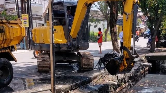 Respons Cepat Agustina, 9 Ruas Jalan Diperbaiki Sekaligus dan Banjir Ikut Ditangani