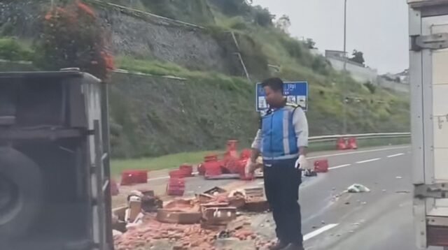 Truk Angkut Telur Terguling di Tol Gayamsari, Diduga Akibat Ban Pecah