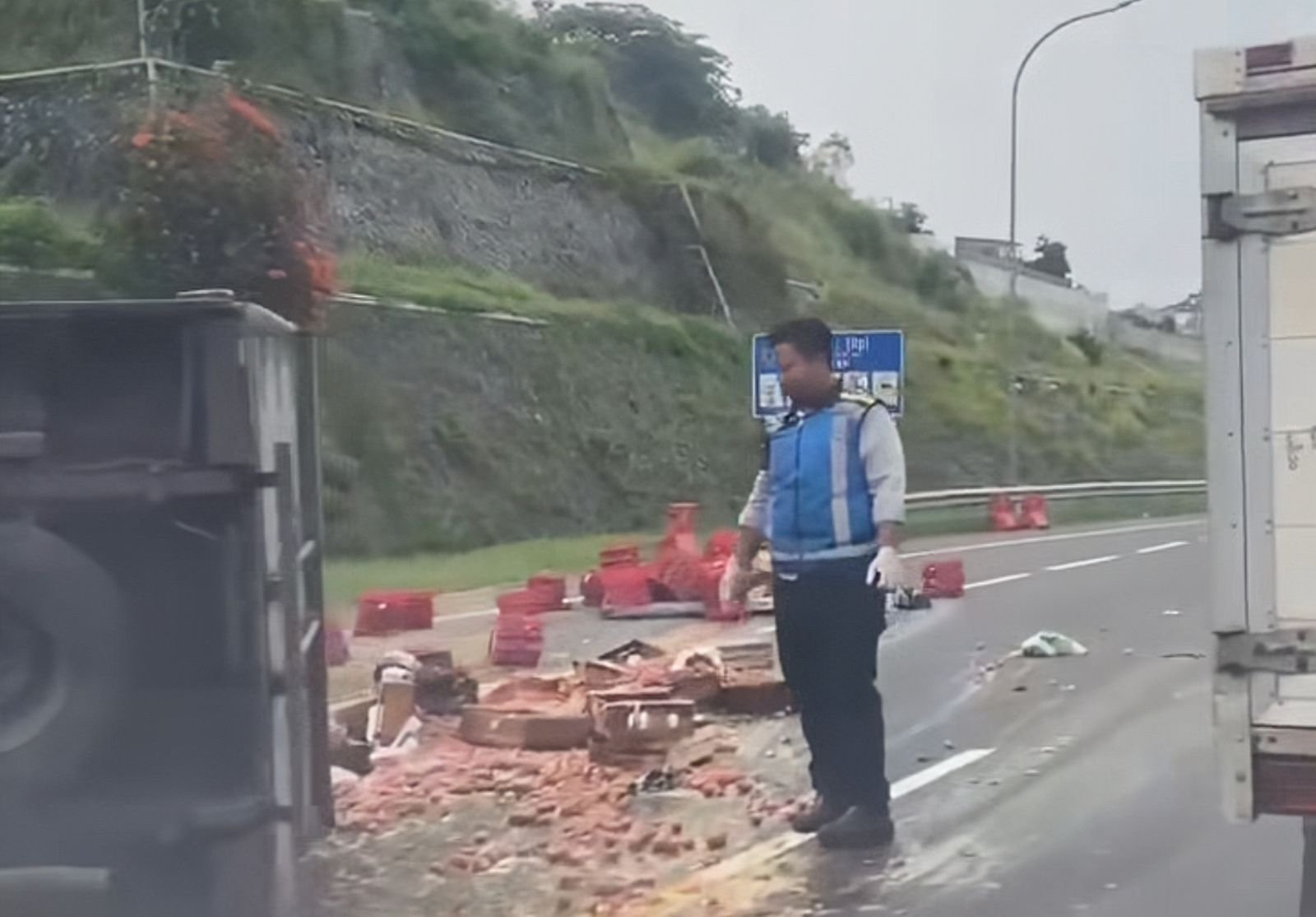 Truk Angkut Telur Terguling di Tol Gayamsari, Diduga Akibat Ban Pecah