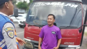 Truk ODOL Nekat Tabrak Portal Silayur, Dikejar Petugas Dishub