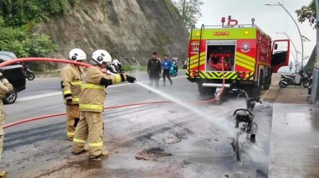 Kondisi Motor Supra yang Terbakar Di Jalan Baru Undip (Foto: Dok. Damkar Kota Semarang)