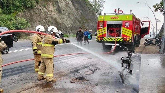 Kondisi Motor Supra yang Terbakar Di Jalan Baru Undip (Foto: Dok. Damkar Kota Semarang)
