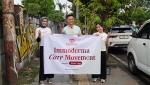 Immoderma bersama Koko Lee membagikan 100 paket sembako untuk pengemudi ojol di Stasiun Poncol Semarang