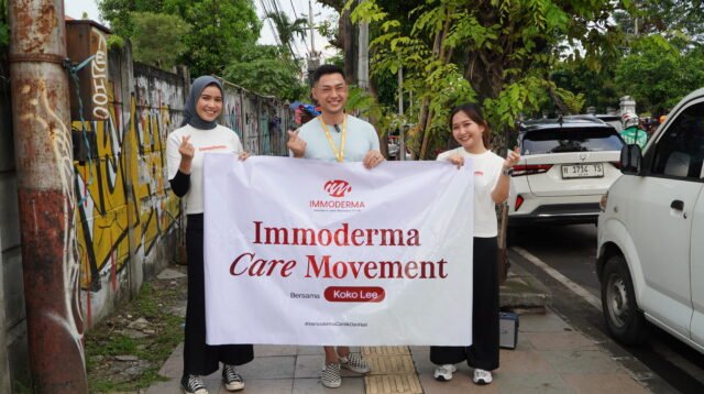 Immoderma bersama Koko Lee membagikan 100 paket sembako untuk pengemudi ojol di Stasiun Poncol Semarang