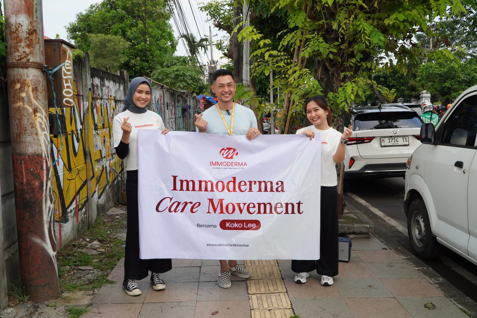 Immoderma bersama Koko Lee membagikan 100 paket sembako untuk pengemudi ojol di Stasiun Poncol Semarang