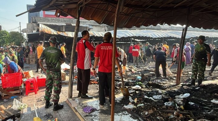 Disdag Semarang Bersihkan Bekas Kebakaran Pasar Kanjengan, Relokasi Pedagang Mulai Disiapkan