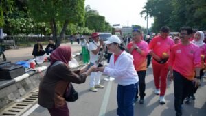 Wali Kota Semarang membagikan cokelat kepada warga.