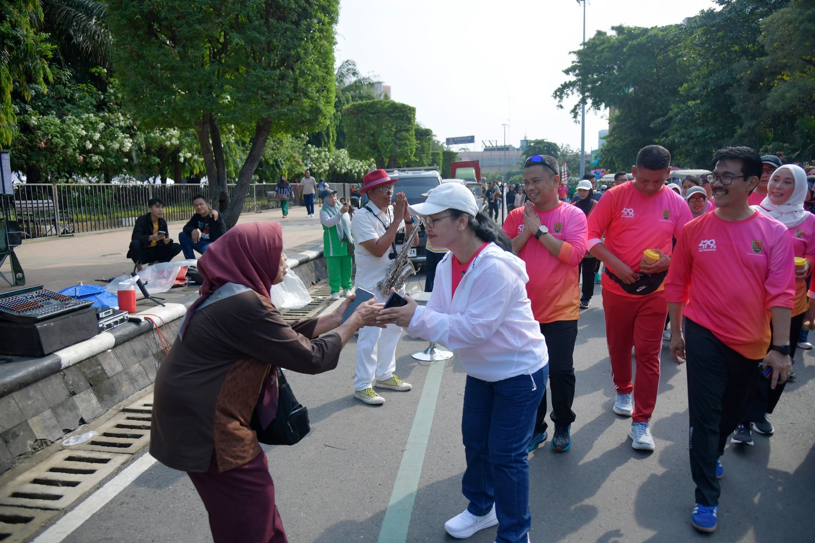 Wali Kota Semarang membagikan cokelat kepada warga.