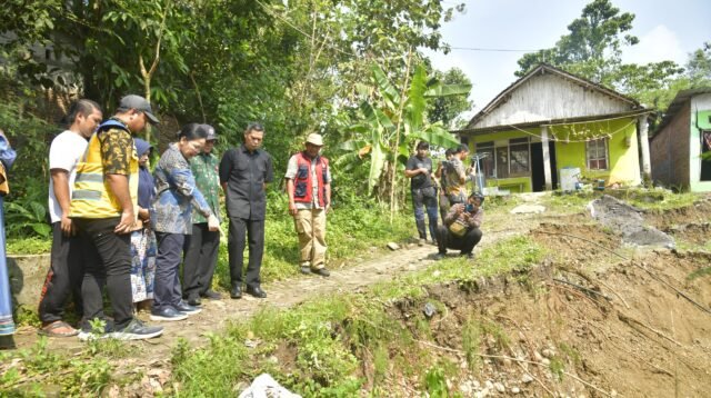 Tinjau Longsor Kalialang, Wali Kota Agustina Pastikan Warga Aman dan Terlayani