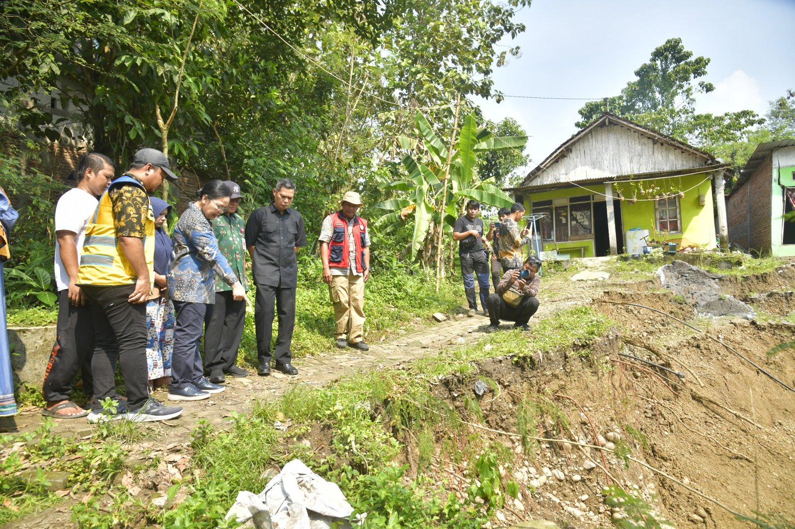 Tinjau Longsor Kalialang, Wali Kota Agustina Pastikan Warga Aman dan Terlayani