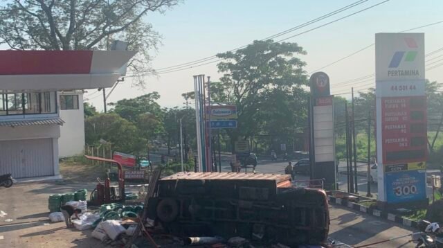 Dishub Semarang Duga Sopir Tak Kuasai Medan Jadi Penyebab Truk Terguling di Silayur